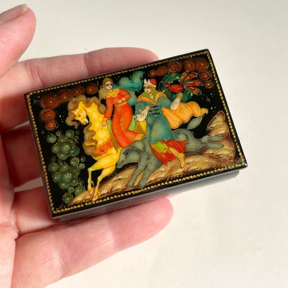 VINTAGE FINELY PAINTED RUSSIAN LACQUER BOX TRINKET SMALL COLLECTIBLE - Picture 1 of 8